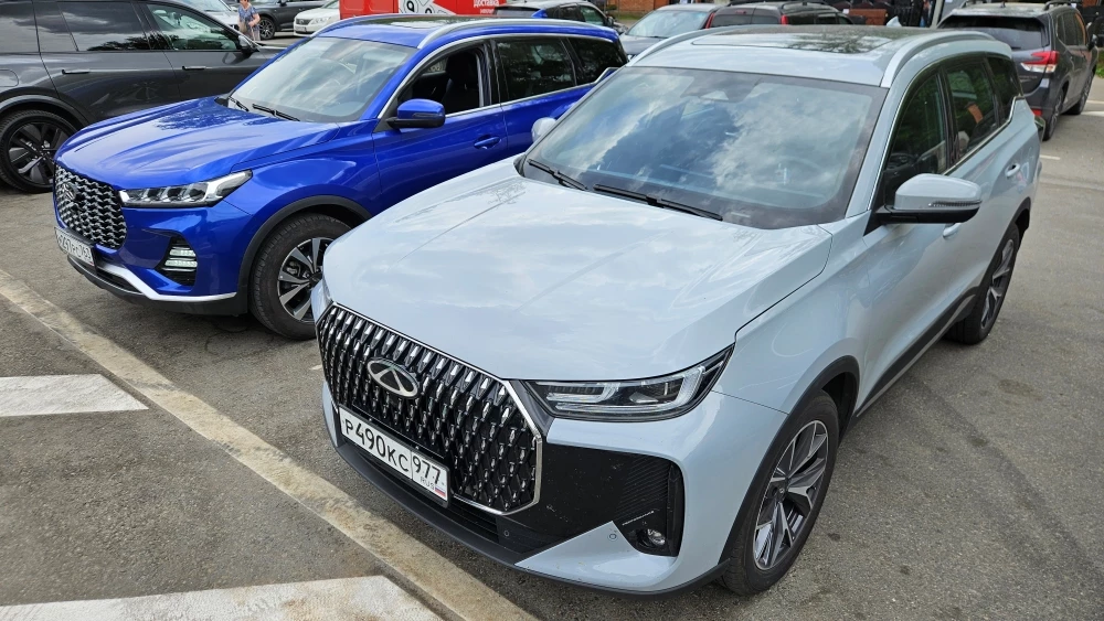 Xcite X-Cross 7 и Chery Tiggo 7L сбоку спереди