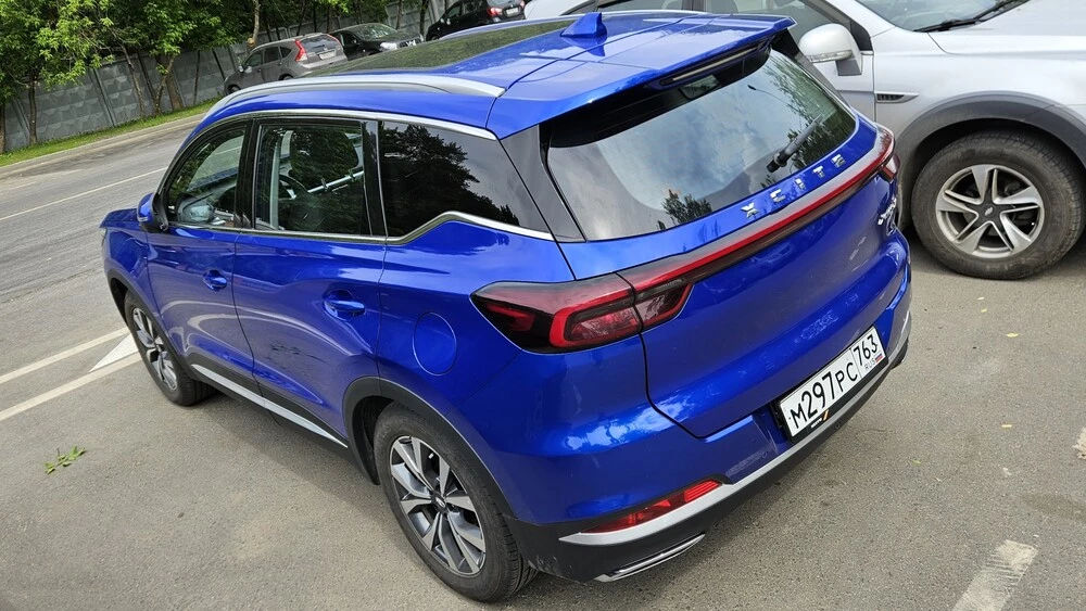 Xcite X-Cross 7 и Chery Tiggo 7L сбоку сзади