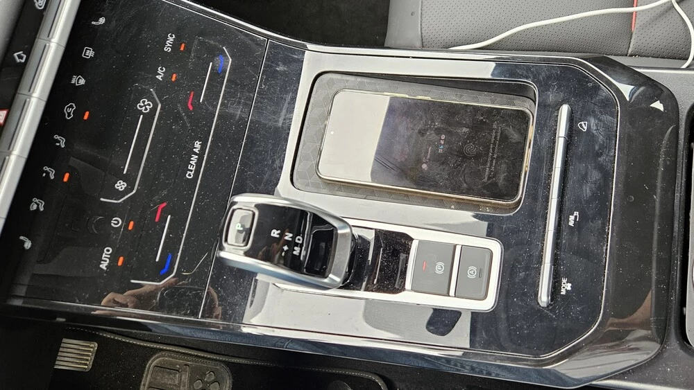 Xcite X-Cross 7 салон интерьер центральный тоннель