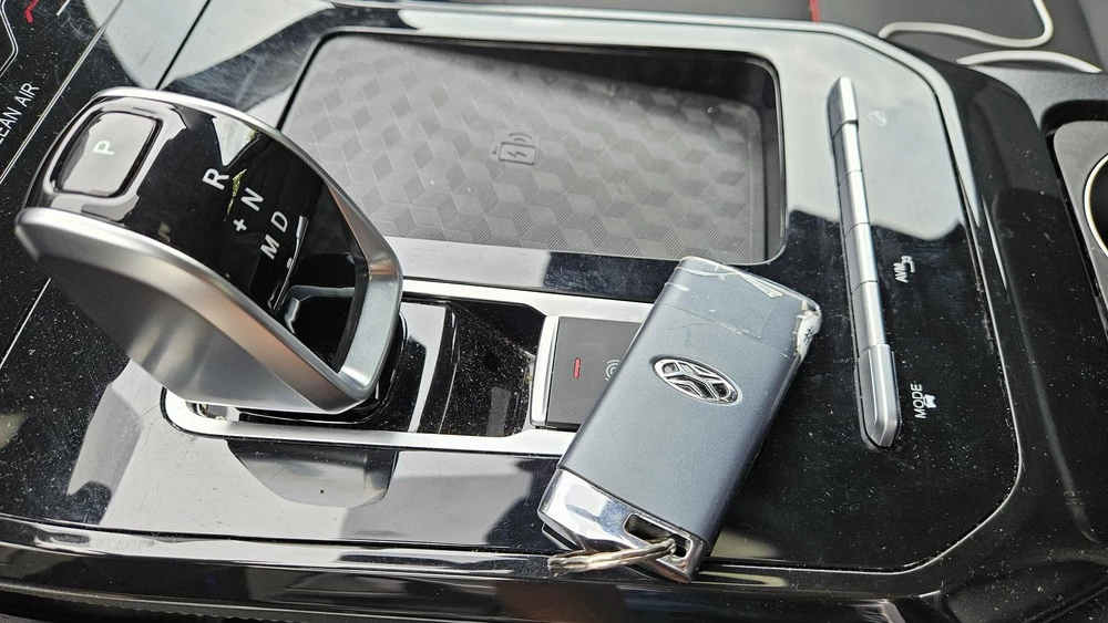 Xcite X-Cross 7 салон интерьер центральный тоннель