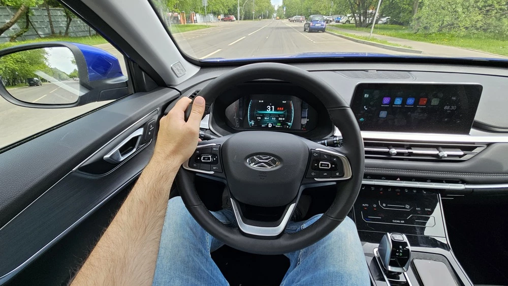 Xcite X-Cross 7 салон интерьер водитель за рулем