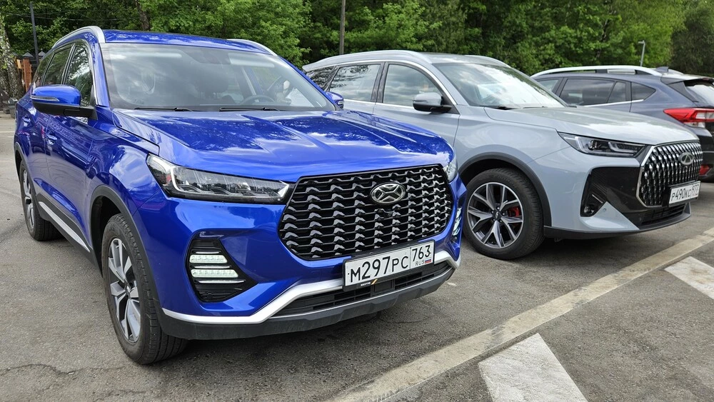 Xcite X-Cross 7 и Chery Tiggo 7L сбоку спереди