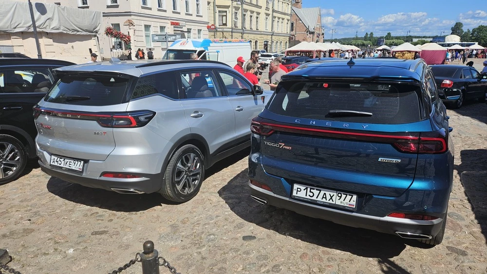 Chery Tiggo 7 PHEV и Chery Tiggo 7L сзади