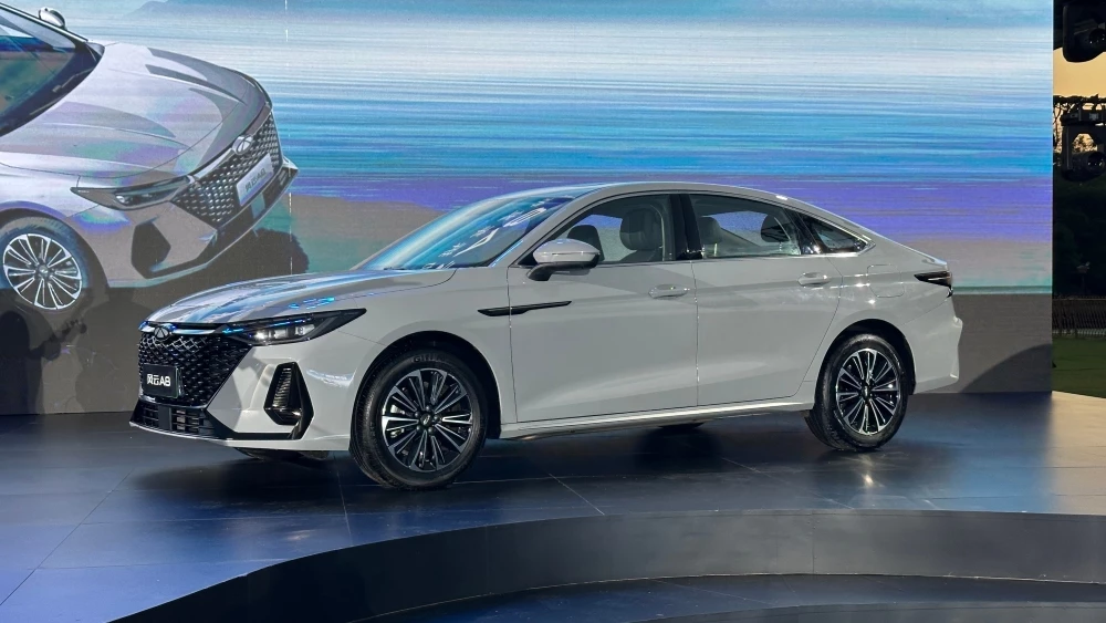 Гибридный седан Chery Fulwin A8 сбоку спереди