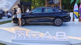 Гибридный седан Chery Fulwin A8 сбоку презентация