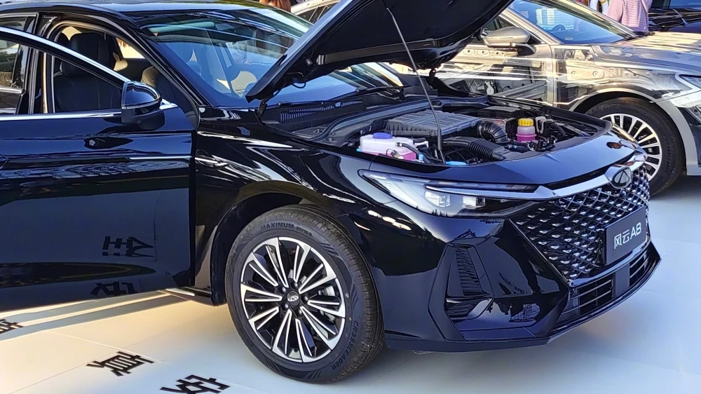 Гибридный седан Chery Fulwin A8 мотор двигатель открытый капот