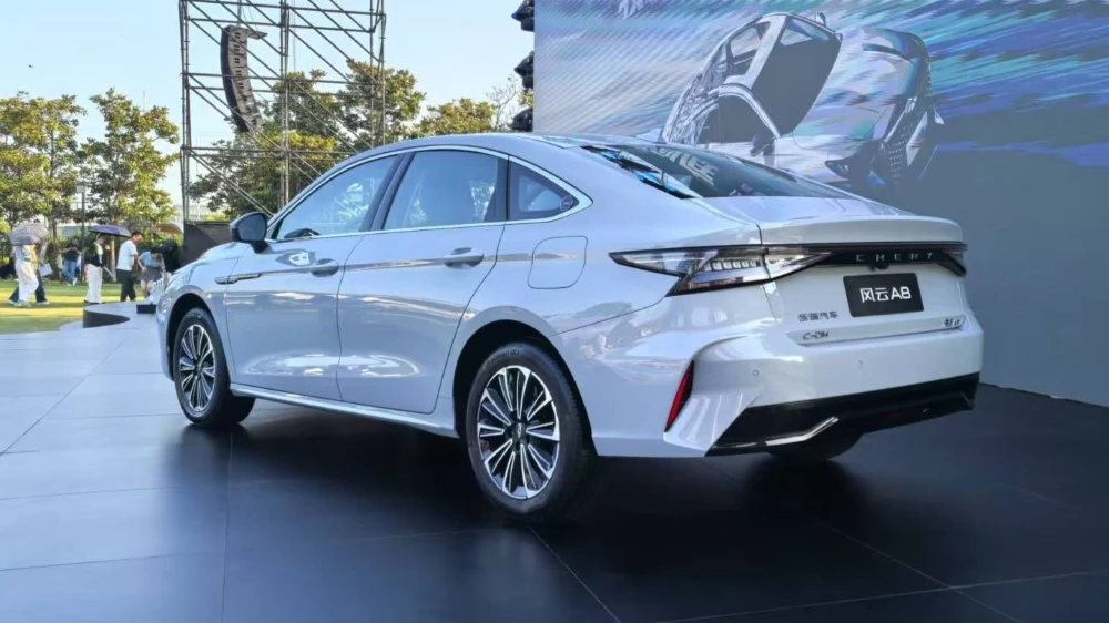 Гибридный седан Chery Fulwin A8 сбоку сзади