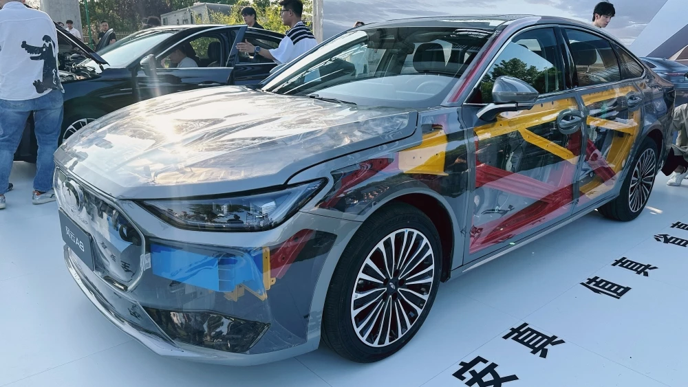 Гибридный седан Chery Fulwin A8 сбоку спереди прозрачный кузов