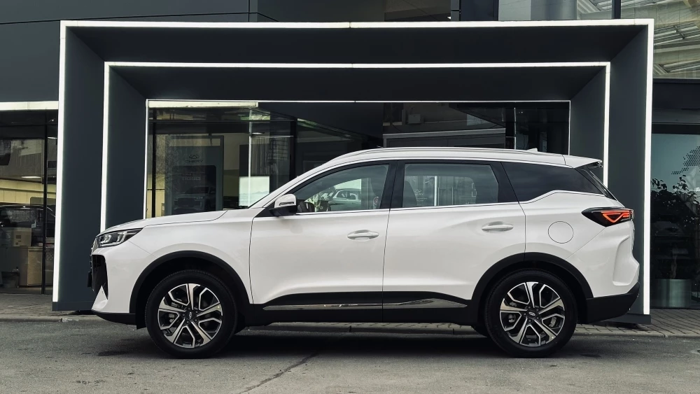 Chery Tiggo 7L у дилера в автосалоне сбоку новый купить санкт-петербург сигма авто