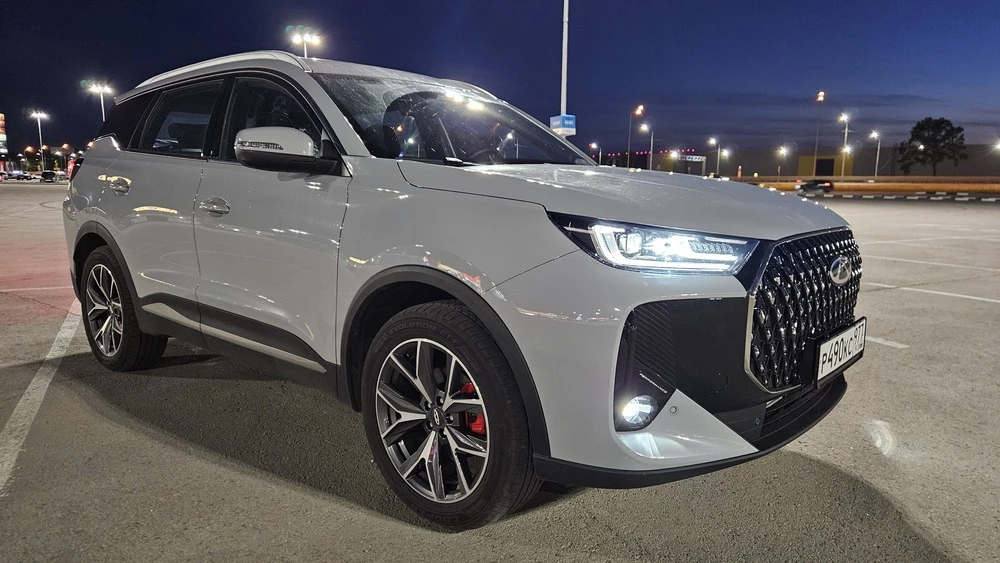 Chery Tiggo 7L сбоку спереди тест вечерний свет фары