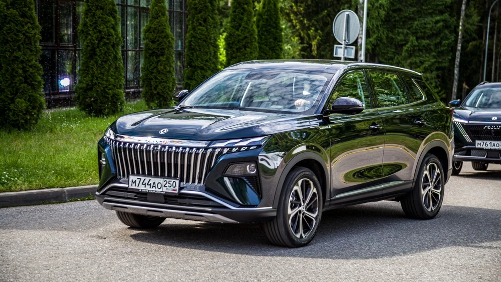 Dongfeng Huge тест сбоку спереди