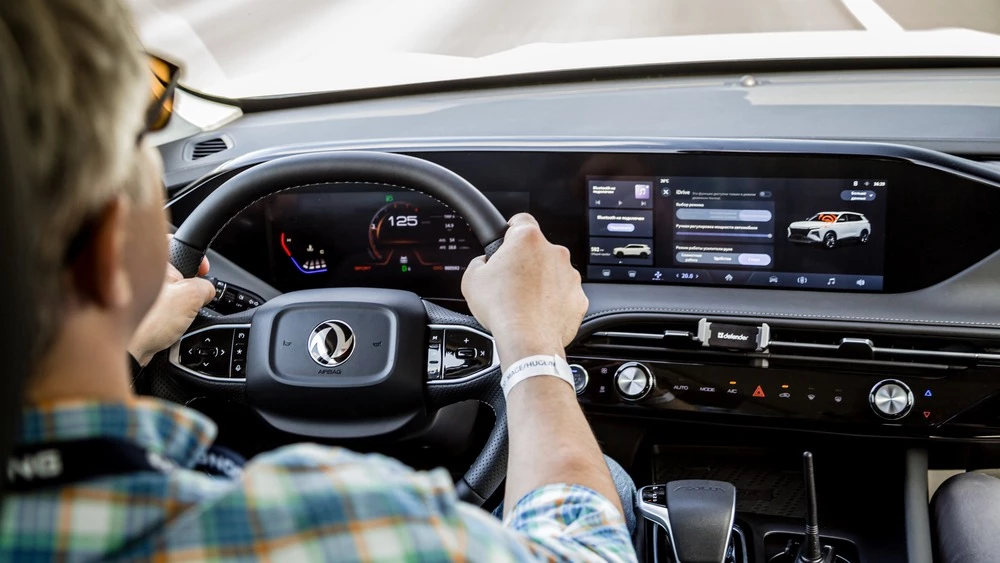 Dongfeng Huge салон интерьер водитель за рулем