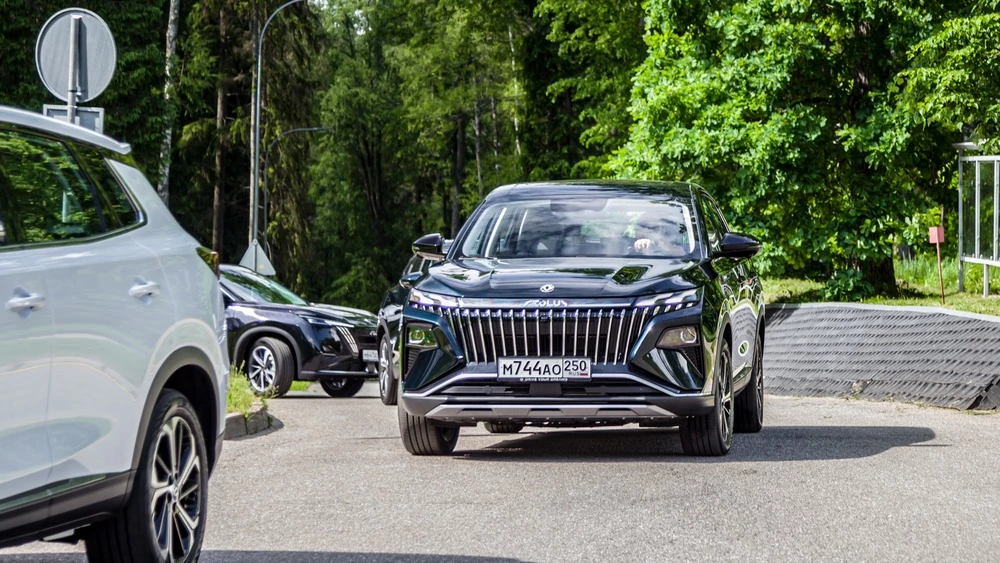 Dongfeng Huge тест спереди в динамике