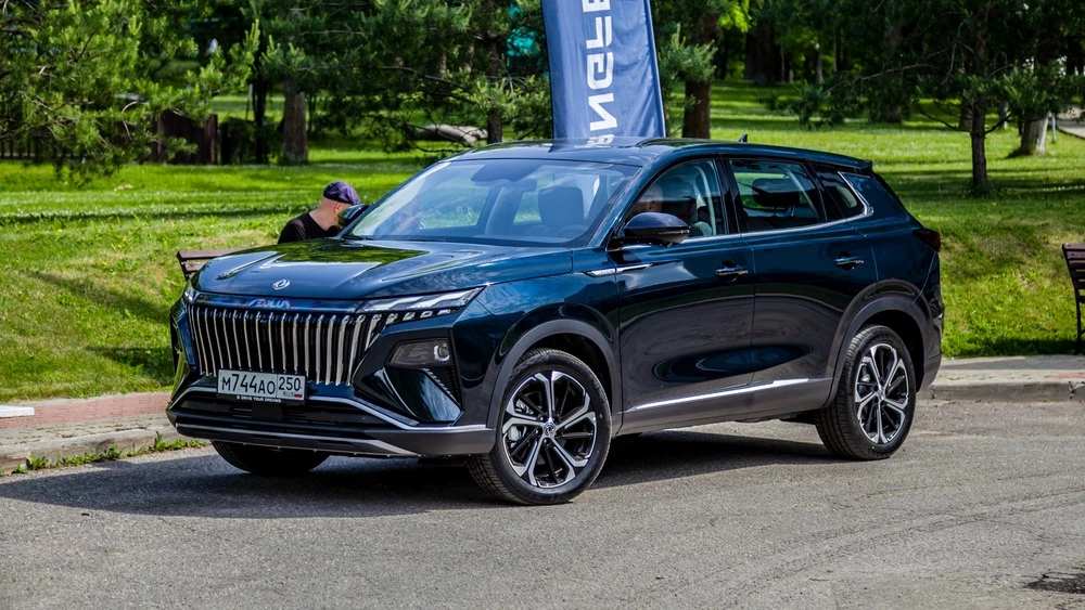 Dongfeng Huge тест сбоку спереди