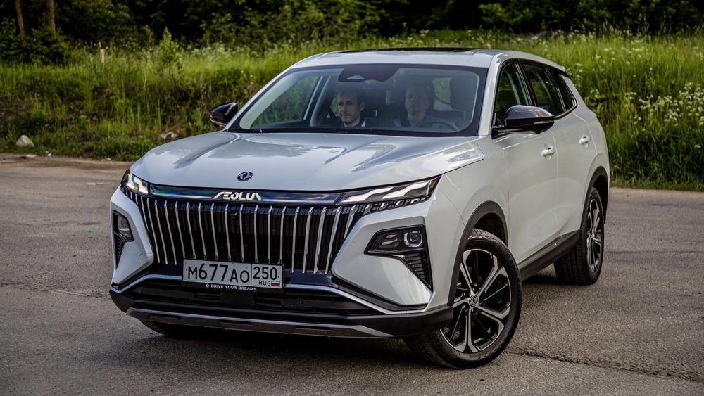 Dongfeng Huge тест сбоку спереди