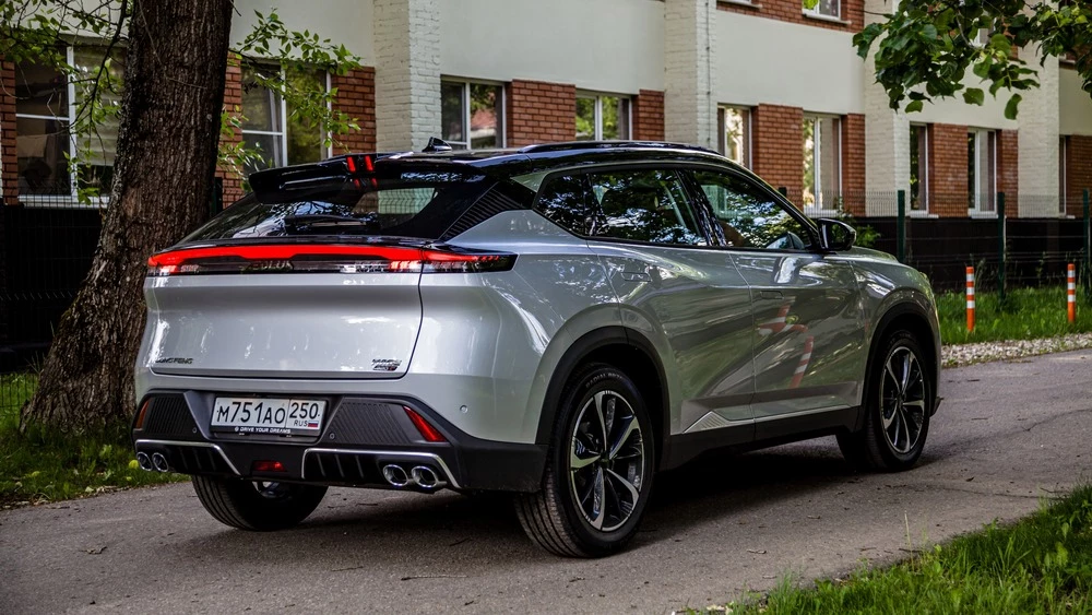 Dongfeng Mage тест сбоку сзади