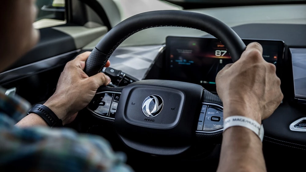 Dongfeng Mage салон интерьер водитель за рулем