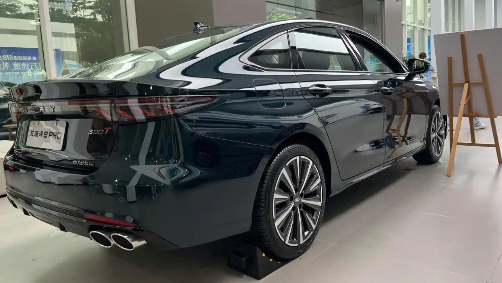 Седан Chery Arrizo 8 Pro двигатель 2.0 сзади сбоку у дилера в КНР