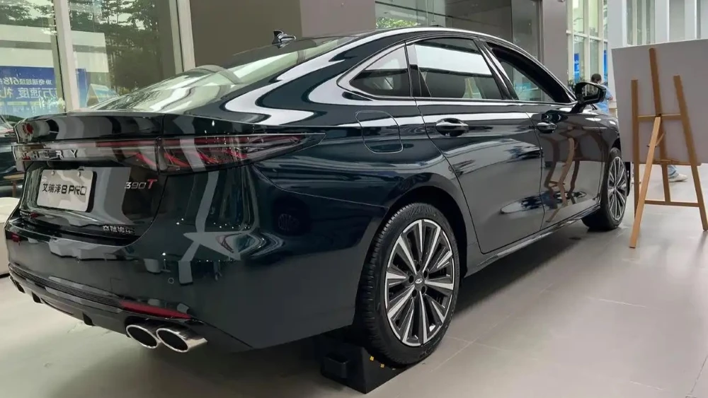 Седан Chery Arrizo 8 Pro двигатель 2.0 сзади сбоку у дилера в КНР