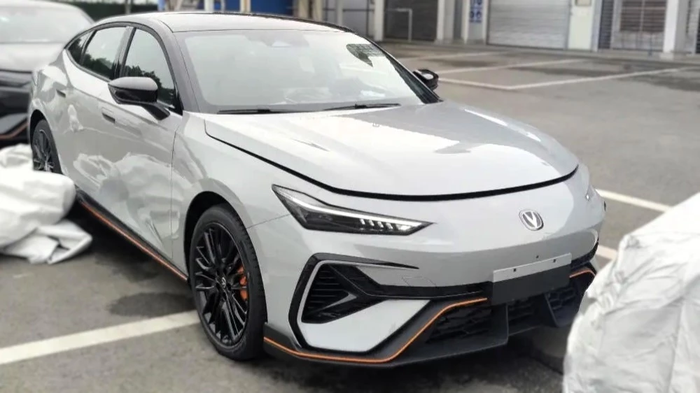 changan uni-v лифтбек сбоку спереди третье поколение