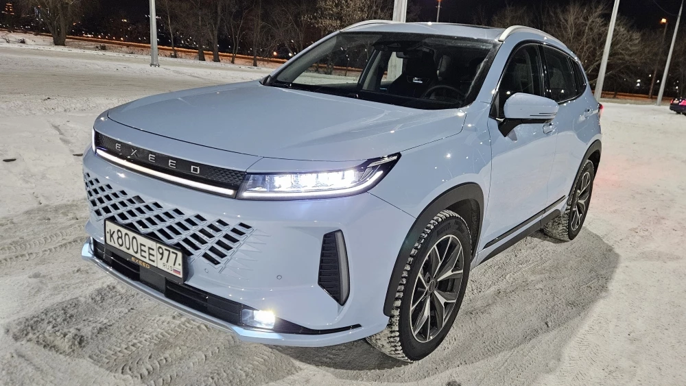 Exeed LX обновленный тест-драйв сбоку спереди
