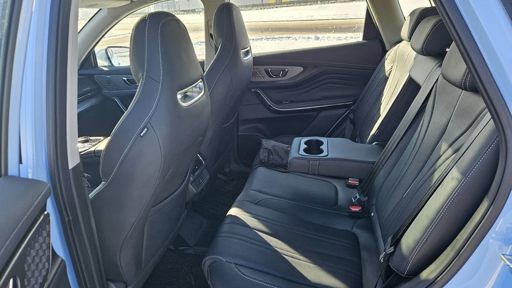 Exeed LX обновленный тест-драйв салон интерьер второй ряд сиденья