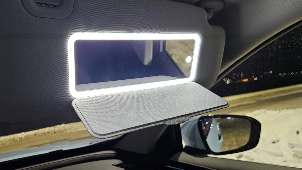 Exeed LX обновленный тест-драйв салон интерьер зеркало подсветка солнезащитный козырек