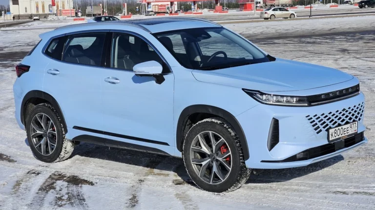 Exeed LX обновленный тест-драйв сбоку спереди