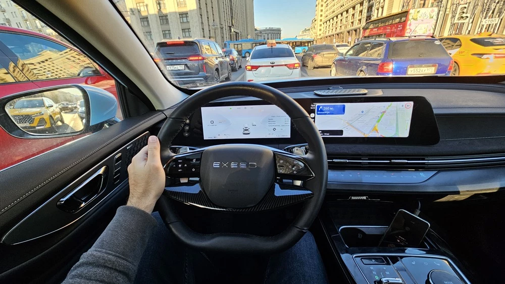 Exeed LX обновленный тест-драйв салон интерьер водитель за рулем