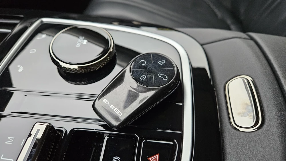 Exeed LX обновленный тест-драйв салон интерьер центральный тоннель ключ