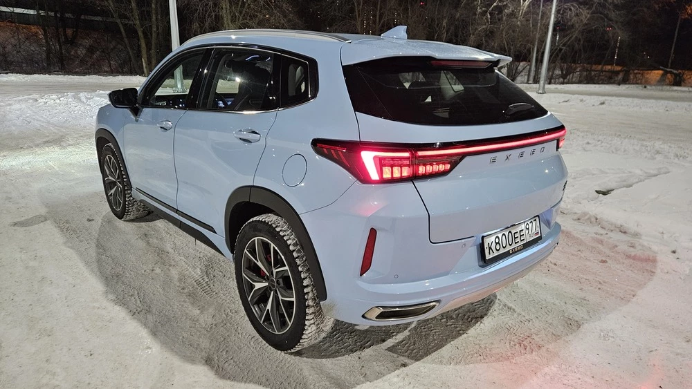 Exeed LX обновленный тест-драйв сбоку сзади