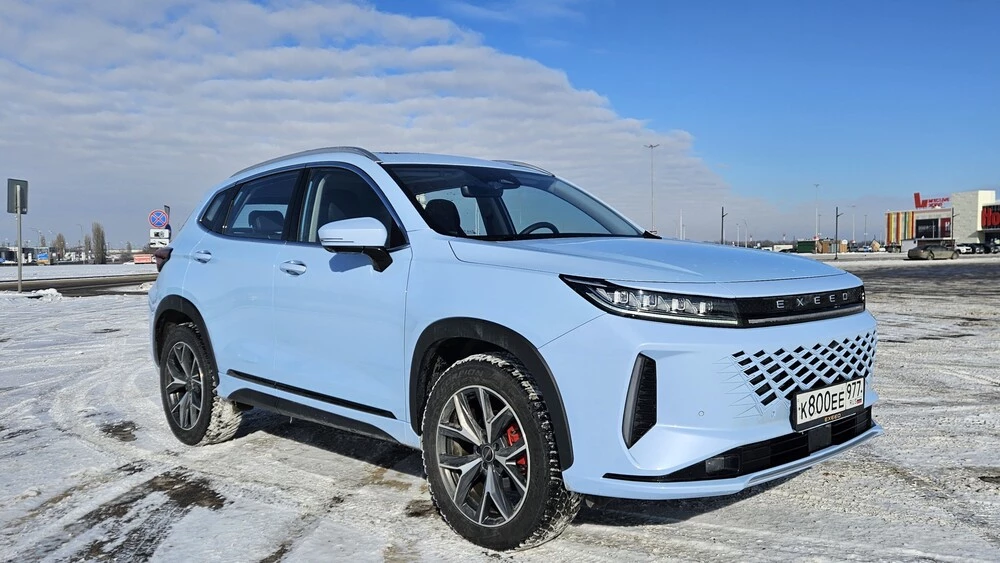 Exeed LX обновленный тест-драйв сбоку спереди