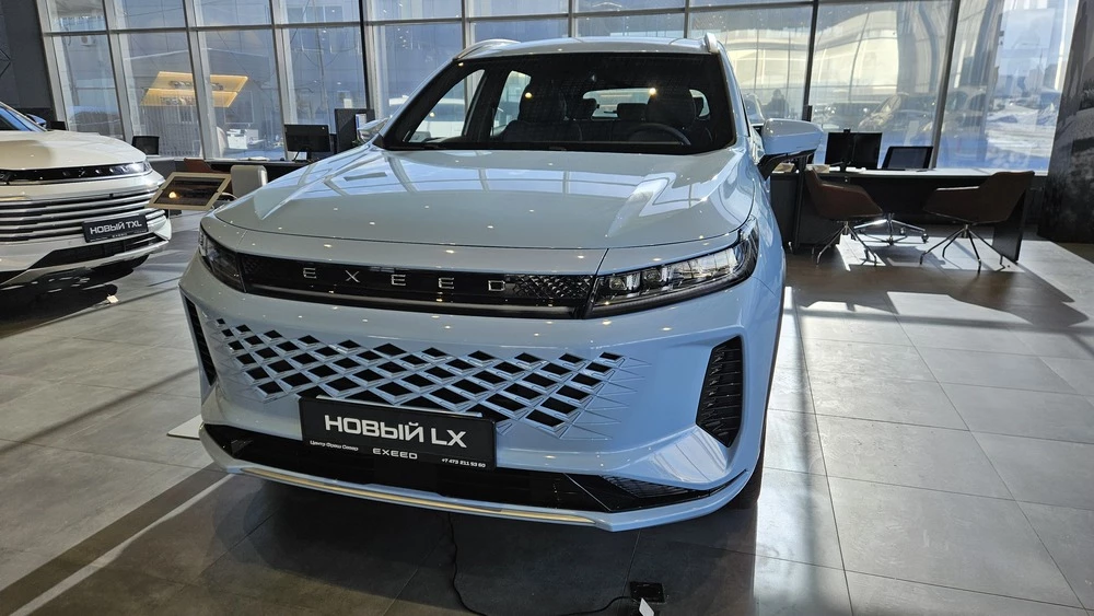 Exeed LX обновленный тест-драйв спереди в салоне у дилера базовая версия