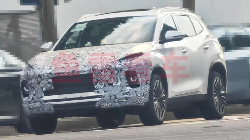 exeed txl e0s гибридный кроссовер сбоку спереди камуфляж