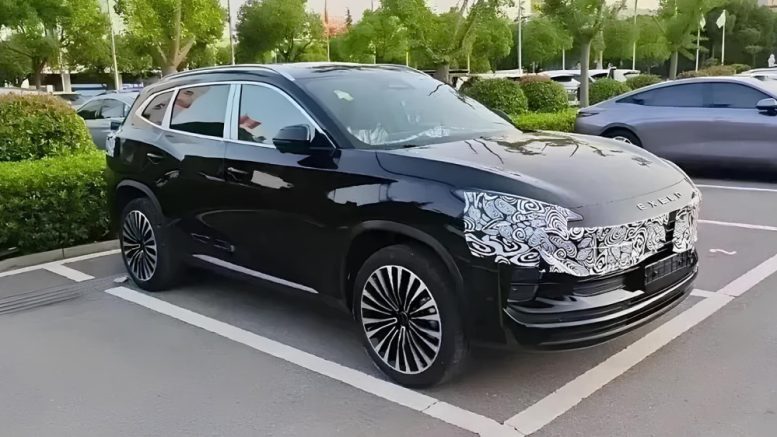 exeed txl новый кроссовер сбоку спереди черный