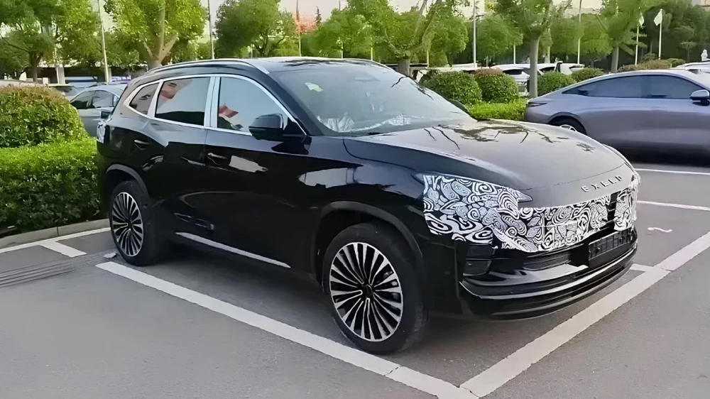 exeed txl новый кроссовер сбоку спереди черный