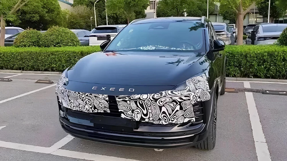 exeed txl новый кроссовер сбоку спереди черный