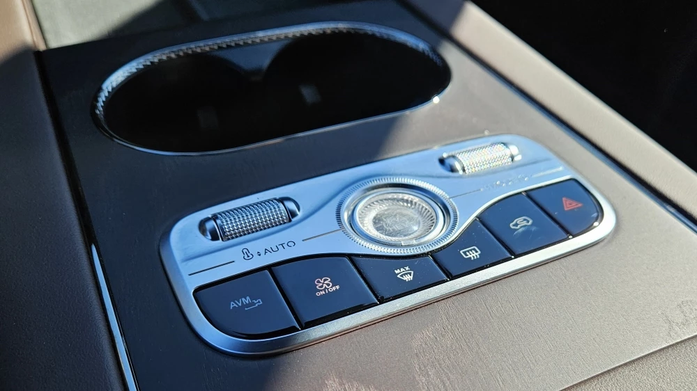 Exeed VX обновленный в России салон интерьер панель центральный тоннель физические кнопки