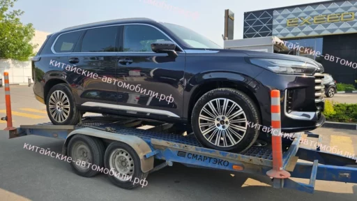 Гибридный кроссовер Exeed VX PHEV сбоку спереди в России у дилерского центра