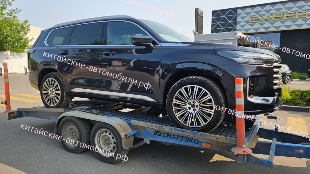 Гибридный кроссовер Exeed VX PHEV сбоку спереди в России у дилерского центра