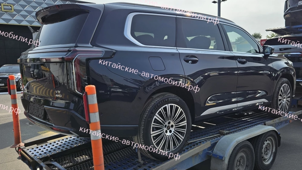 Гибридный кроссовер Exeed VX PHEV сбоку сзади в России у дилерского центра