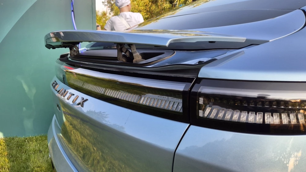 Exlantix ES сзади спойлер