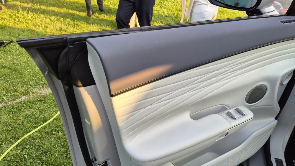 Exlantix ET презентация в России салон интерьер дверные карты стекла