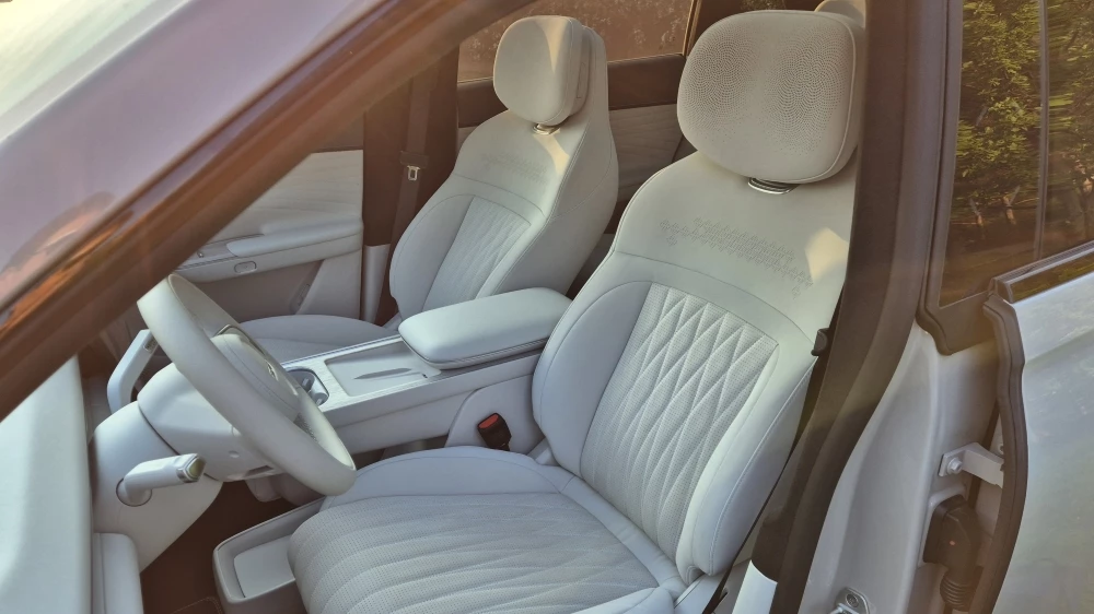 Exlantix ET презентация в России салон интерьер передние кресла