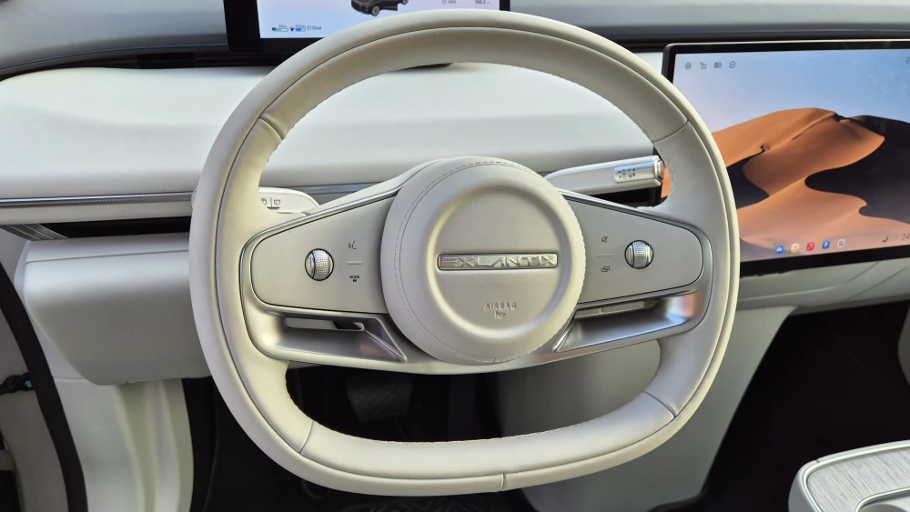 Exlantix ET презентация в России салон интерьер руль