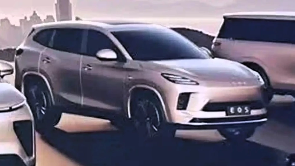 новый exeed txl E05 кроссовер сбоку спереди гибрид