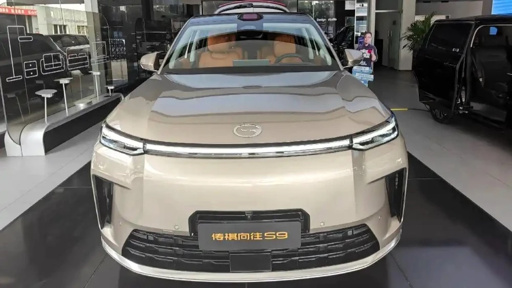 Гибридный кроссовер GAC S9 спереди в Китае у дилера