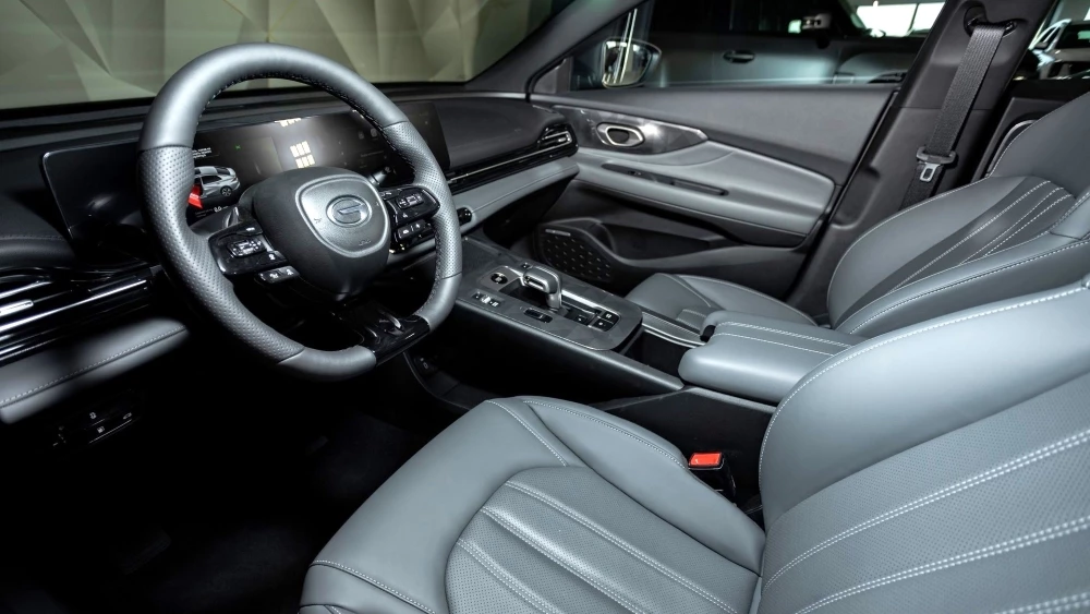 Седан GAC Empow у дилера в автосалоне салон интерьер авилон