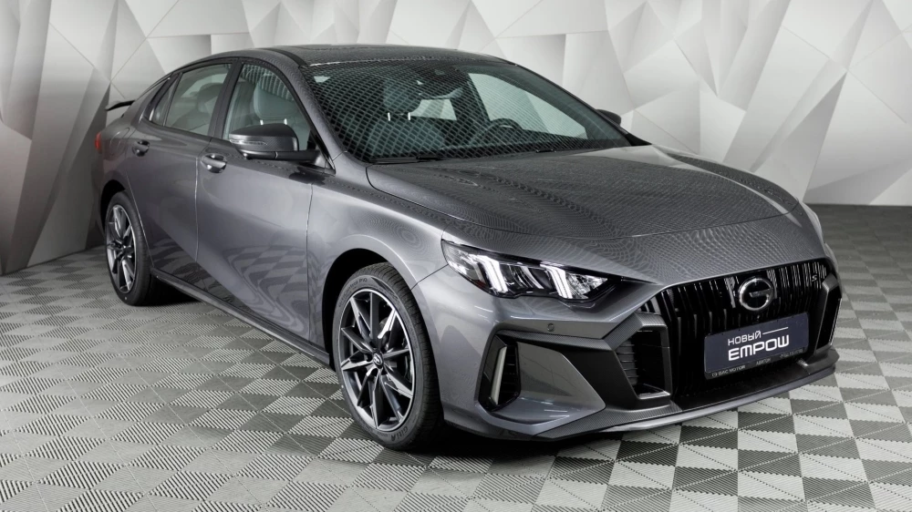 Седан GAC Empow у дилера в автосалоне сбоку спереди авилон