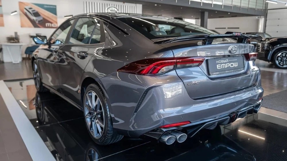 Седан GAC Empow у дилера в автосалоне сбоку сзади автокласс тула
